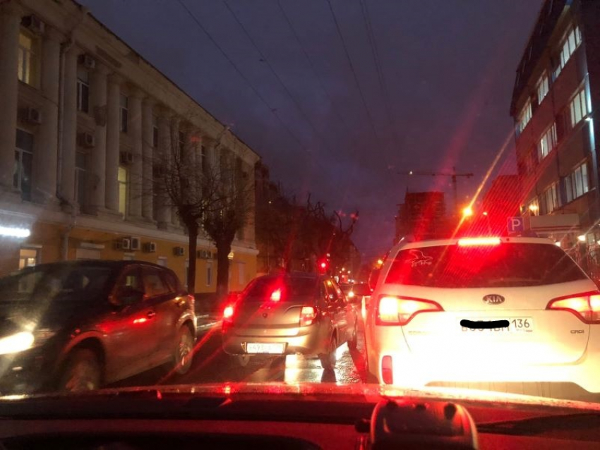 Мелкий дождь спровоцировал многокилометровые пробки в Воронеже