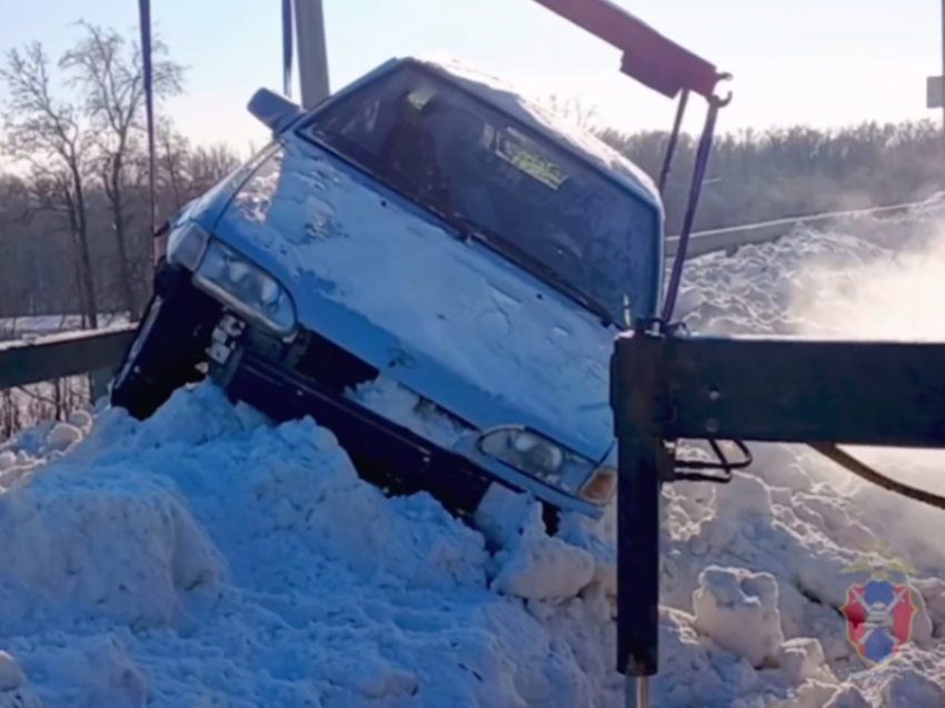  ВАЗ «оседлал» заснеженный отбойник под Воронежем