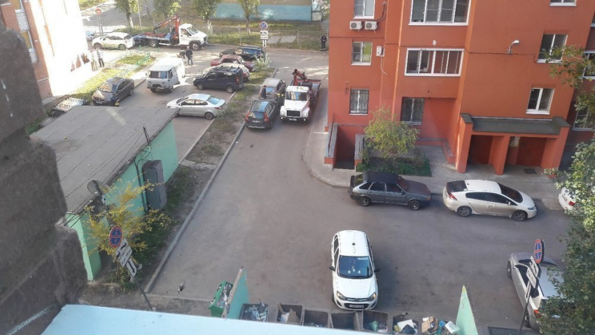 Воронежцы злорадствуют эвакуации автомобилей из двора на Хользунова 