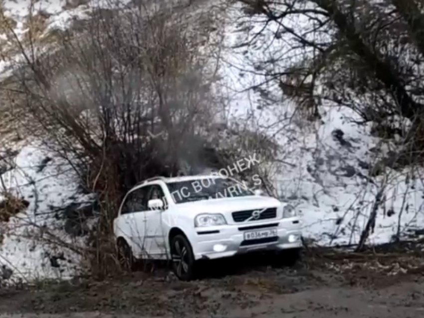 Грязевую высоту попытался покорить воронежец на своём автомобиле, но свалился в кусты