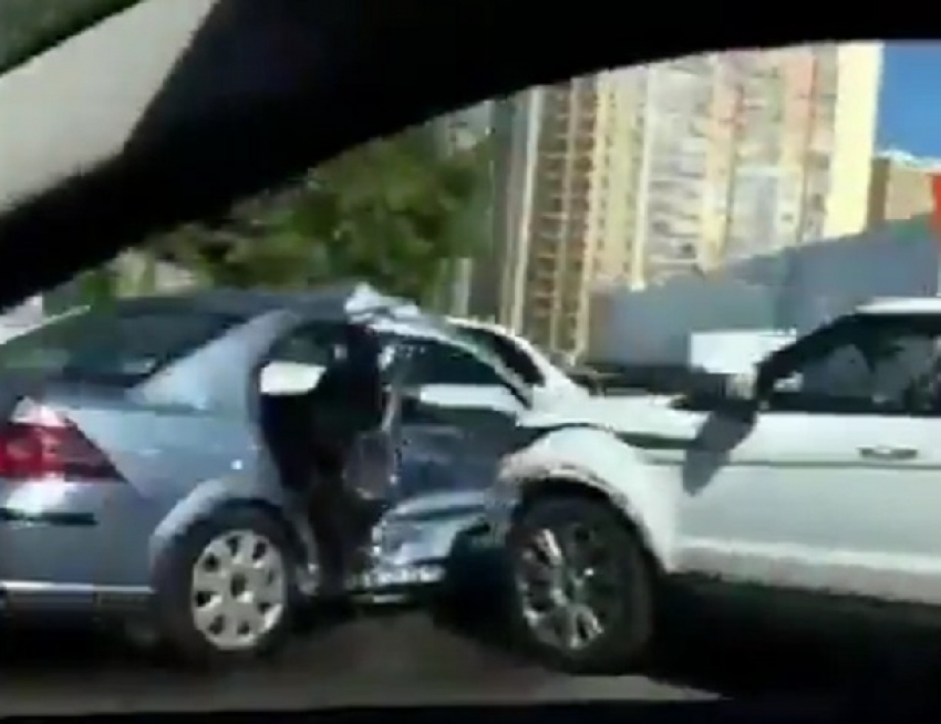 Последствия массовой аварии с Range Rover Evoque сняли в Воронеже 