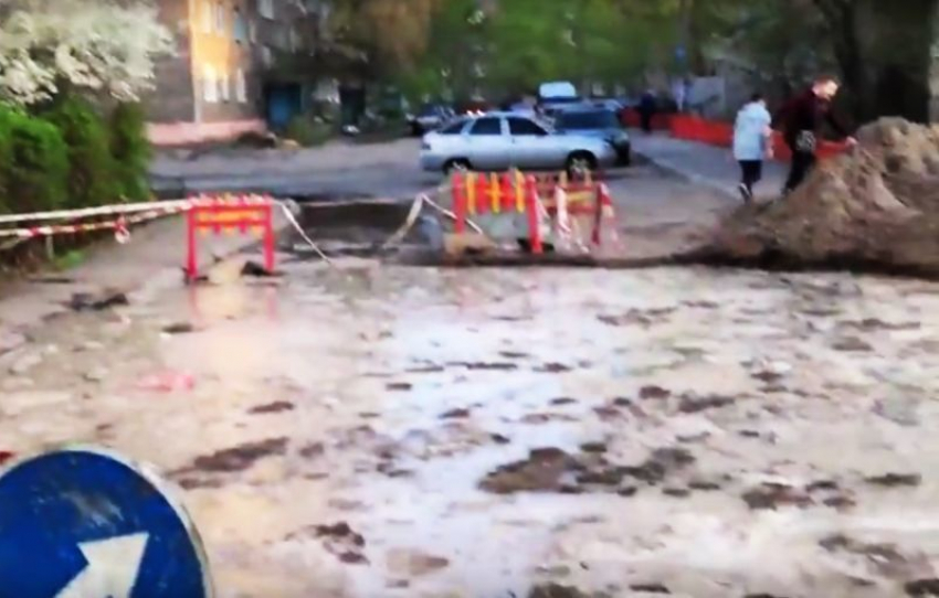 На видео попали опасные последствия коммунальной аварии на улице Ростовской в Воронеже