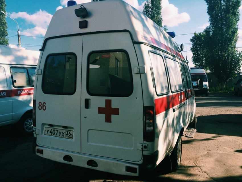 В Воронеже дорогая иномарка сбила 14-летнего школьника на пешеходном переходе