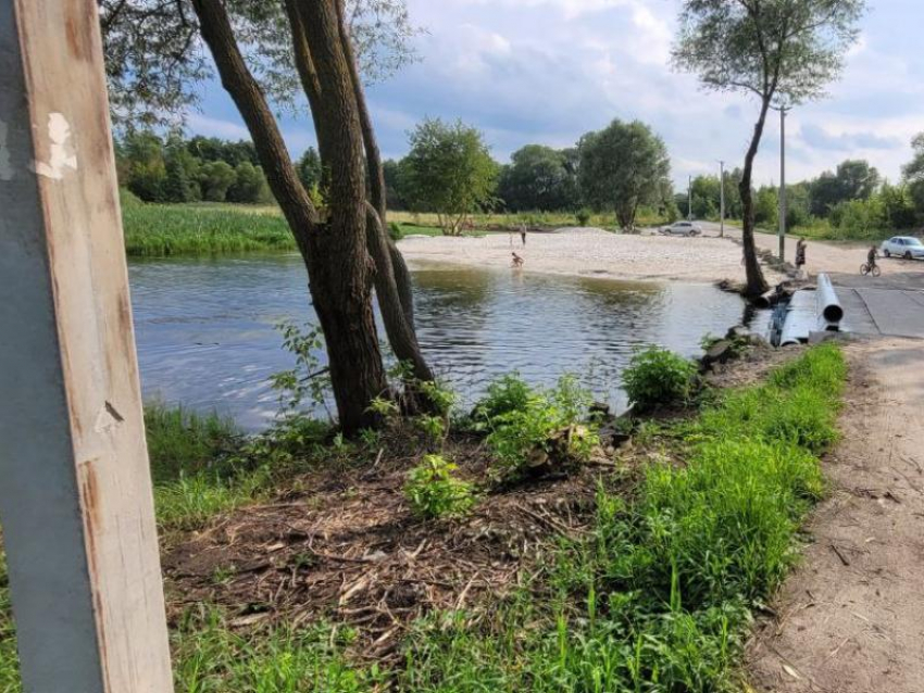 Они чуть не утонули: жуткая труба чуть не засосала детей в реке под Воронежем