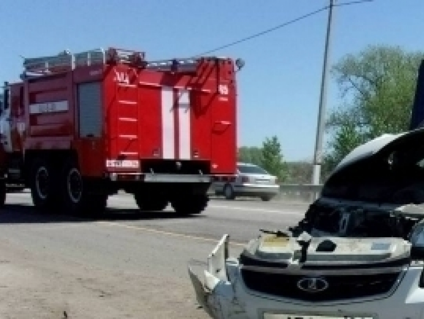 25-летний водитель ВАЗ погиб при лобовом столкновении с Mercedes на воронежской трассе 