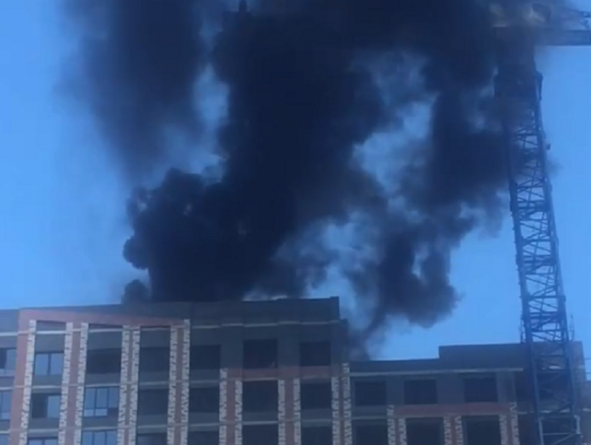 Стала известна причина черного дыма на стройке многоэтажки в Воронеже 