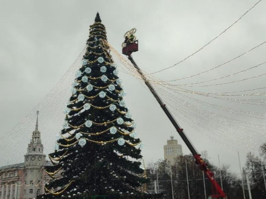 Вензель Петра I сняли с главной елки Воронежа 