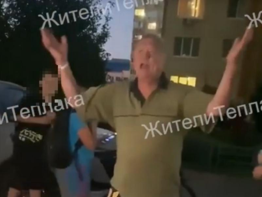 Странные танцы в исполнении крушителя стекол показали на видео в Воронеже