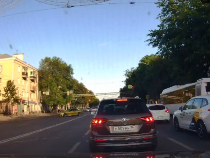 Воронежец на золотом авто поплатился за выкрутасы в центре города 