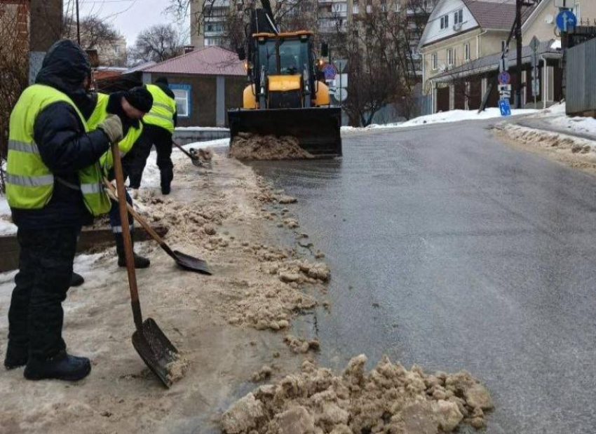 Фотографиями работящих коммунальщиков поделились воронежские власти