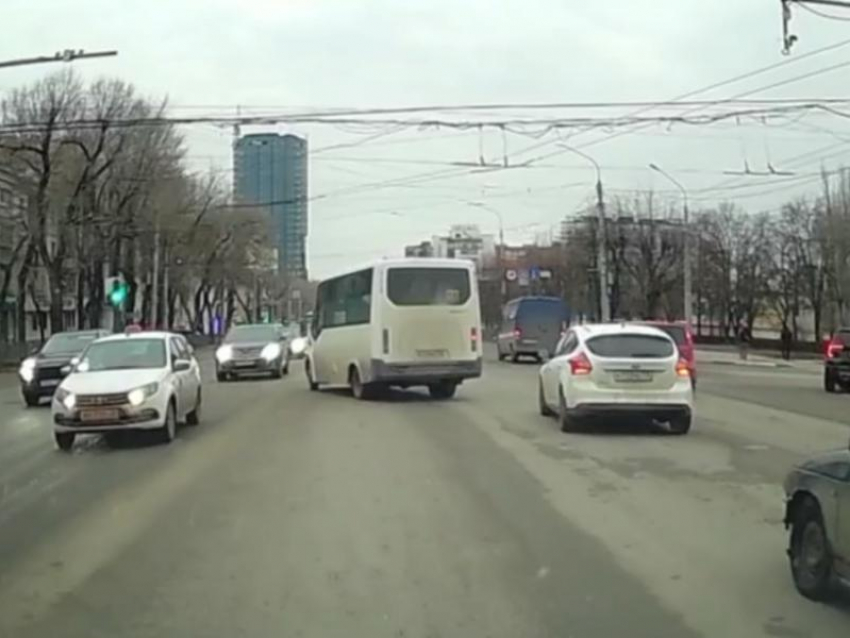 Наглый маршрутчик попал на видео в Воронеже