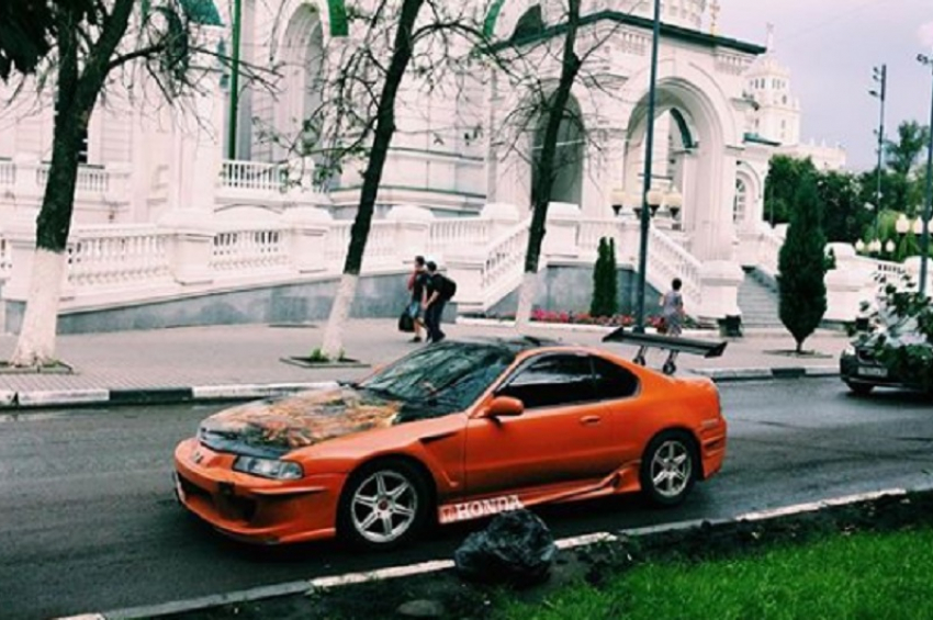 Яркий спортивный авто сняли на парковке у храма в Воронеже