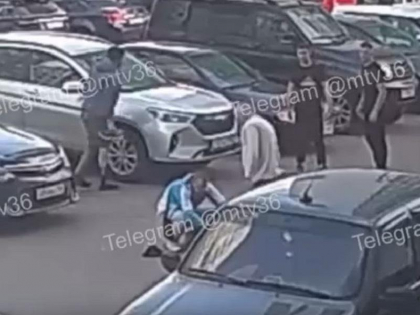 Появилось видео массовой драки с таксистом, в которой пассажир лишился протеза ноги в Воронеже