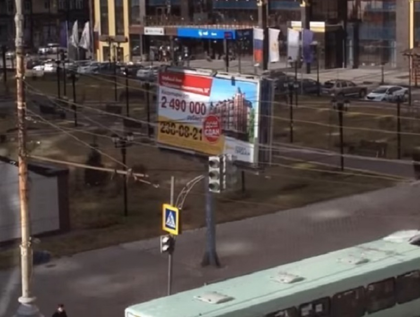Воронежцы сняли на видео «танцующий» от ветра в центре города рекламный щит 