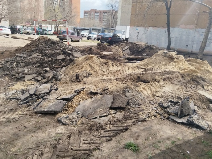 Проклятое место: детскую площадку превратили в свалку отходов дорожного строительства