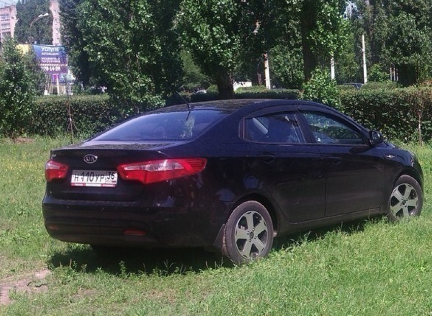 Корявая парковка водителя KIA взбесила воронежцев