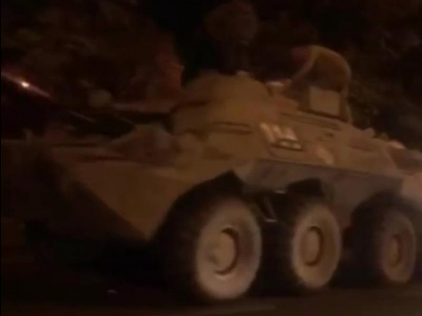 Внушительную колонну военной техники сняли ночью в Воронеже