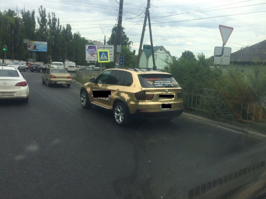 Золотое такси марки BMW на улицах Воронежа шокировало горожан