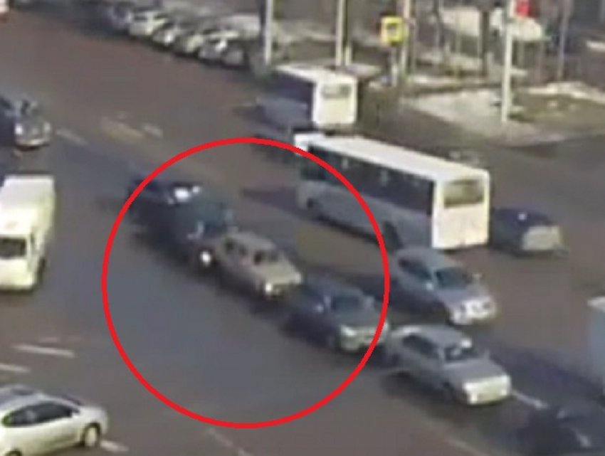Водитель Audi Q7 протаранил три иномарки на Московском проспекте Воронежа и попал на видео