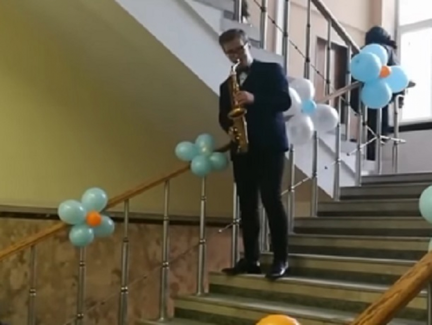 Сотрудницам воронежской фирмы на 8 марта подарили саксофониста 
