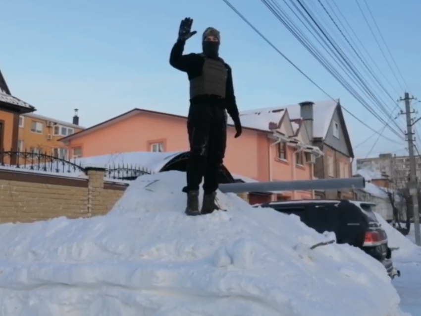 Танк в натуральную величину из снега слепил воронежец 