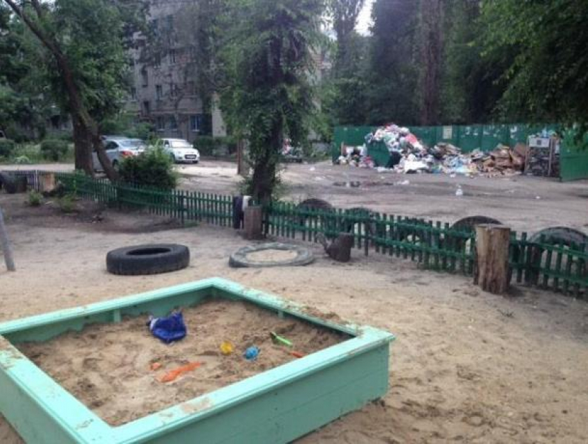 Детскую площадку с ароматом мусорки и «прекрасным» видом показали на фото в Воронеже