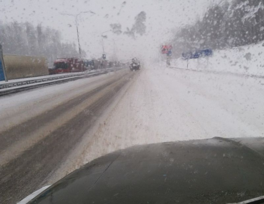 Ужасное состояние трассы М4 «Дон» после снегопада показали воронежцам
