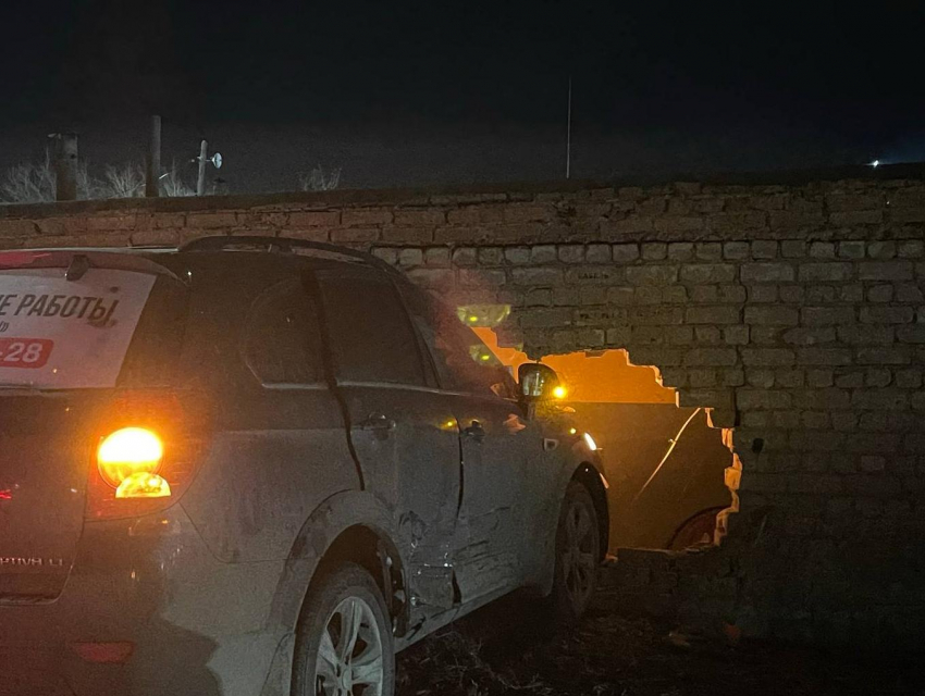 Автомобиль пробил насквозь кирпичную стену в массовом ДТП в Воронеже 