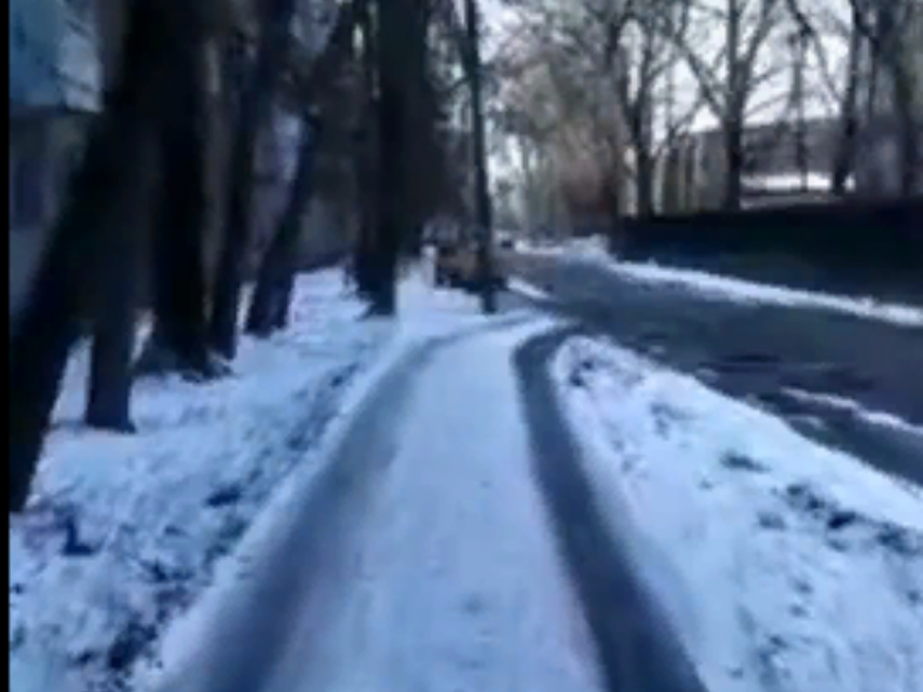 Автомобили подчинили себе тротуар вдоль разбитой дороги в Воронеже 