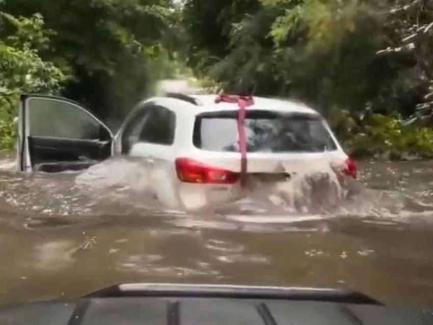 «Титаник по-воронежски»: как спасают автомобилистов из затопленного переулка в Юго-Западном районе?