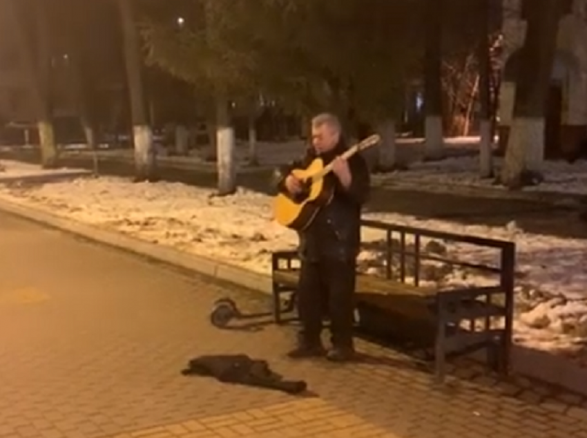 Пенсионер на самокате умилительно спел под гитару на испанском в Воронеже