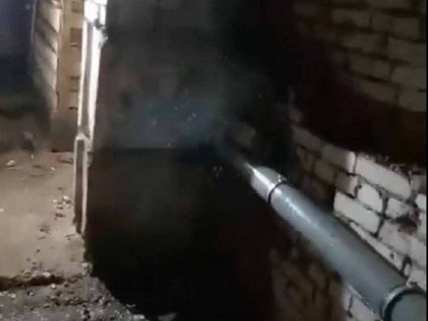 Первый «водопад» отопительного сезона сняли на видео в воронежской многоэтажке 