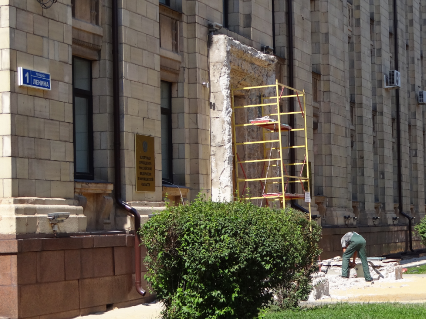 Дорогими сортами гранита отремонтируют фасад здания воронежского правительства 