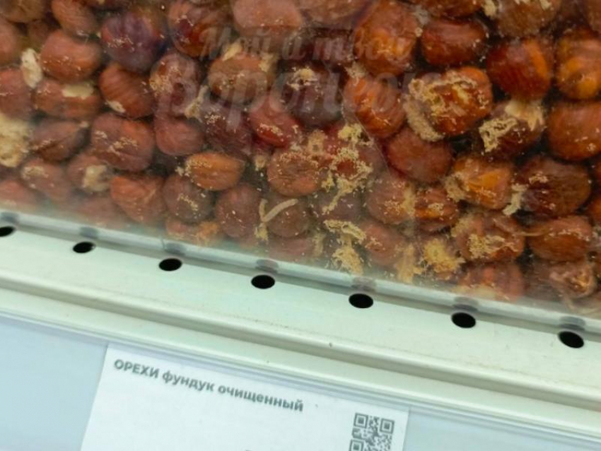 Орехи с «живым белком» ужаснули покупателей в воронежском магазине
