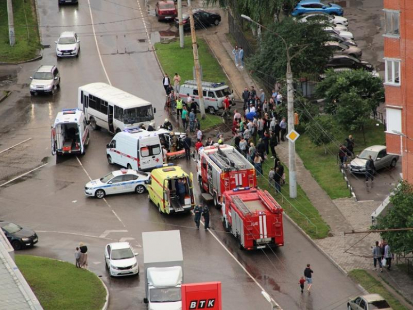Пять человек пострадали в жёстком ДТП с участием маршрутки и Lada Granta в Воронеже
