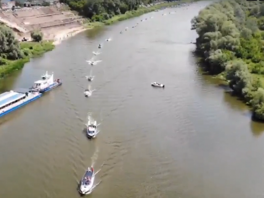 Парад лодок в день ВМФ сняли с высоты птичьего полета в Воронежской области 