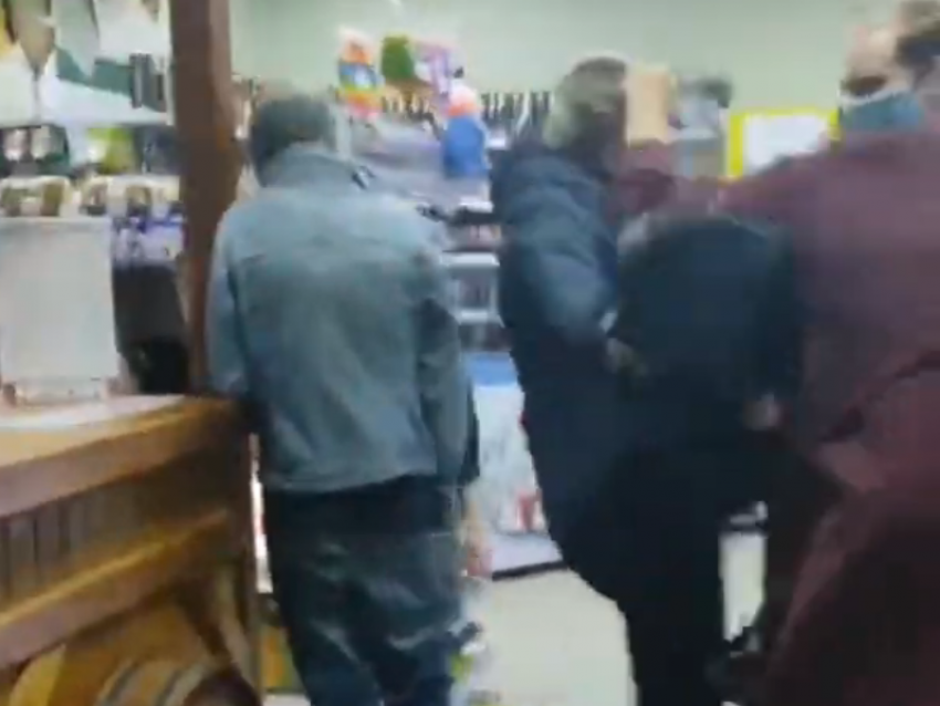 Воронежские «Хрюши против» вернулись в магазин, где на них напали из-за пельменей, просроченных на полтора года 