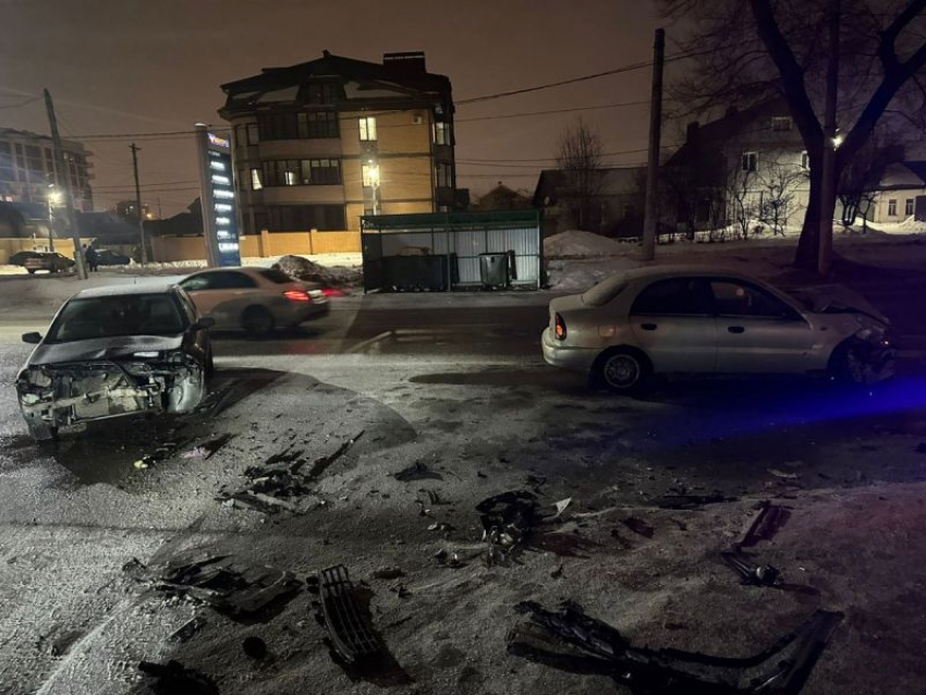 Две женщины попали в больницу после лобового ДТП на Краснознаменной в Воронеже