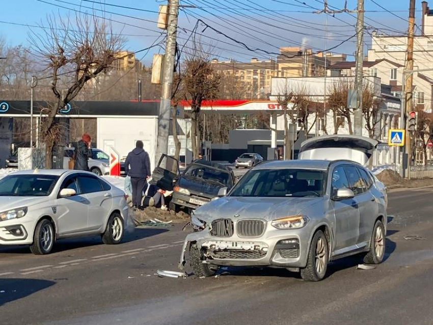 Последствия столкновения ВАЗ и BMW показали на Московском проспекте в Воронеже 