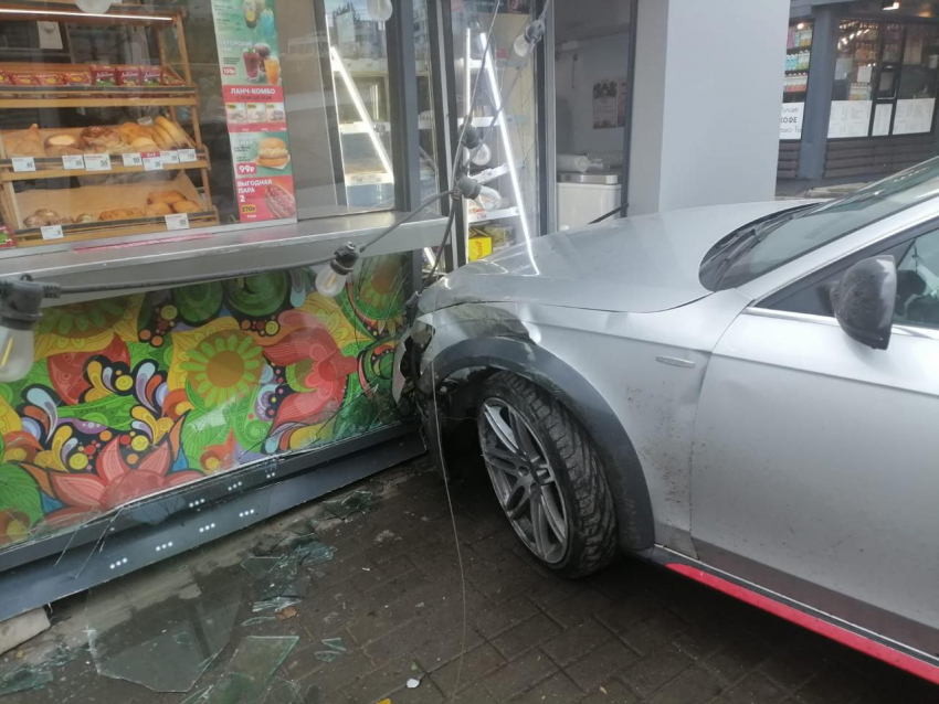 Водитель влетел в киоск в Воронеже