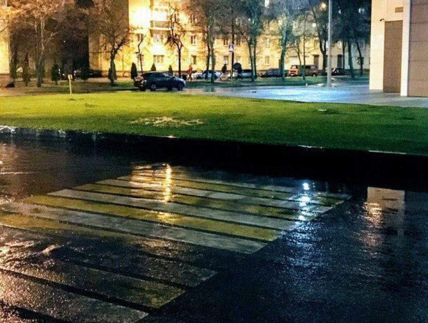 Пешеходный переход в никуда высмеяли воронежцы