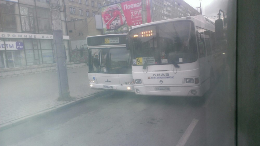 Два автобуса устроили гонки в центре Воронежа и столкнулись 