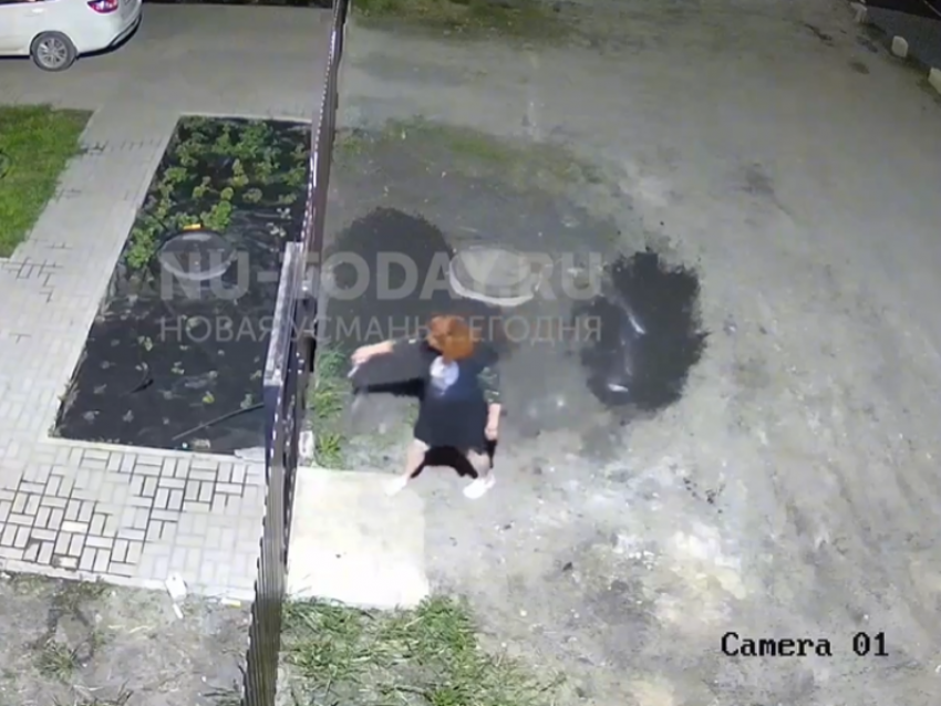 Садовые страсти: женщина ведет войну с цветами соседки в Воронеже