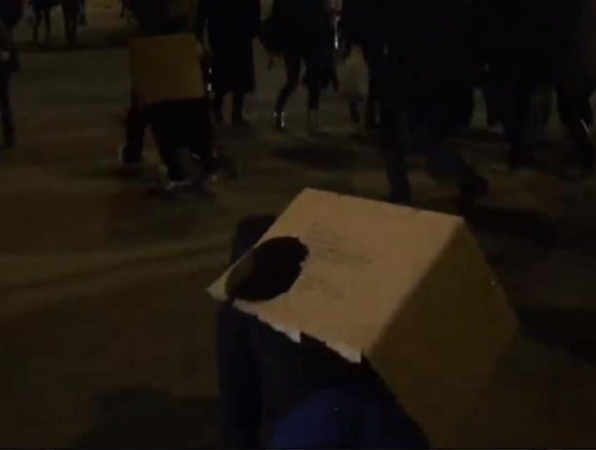На видео сняли воронежцев, ползающих в картонных коробках по пешеходному переходу