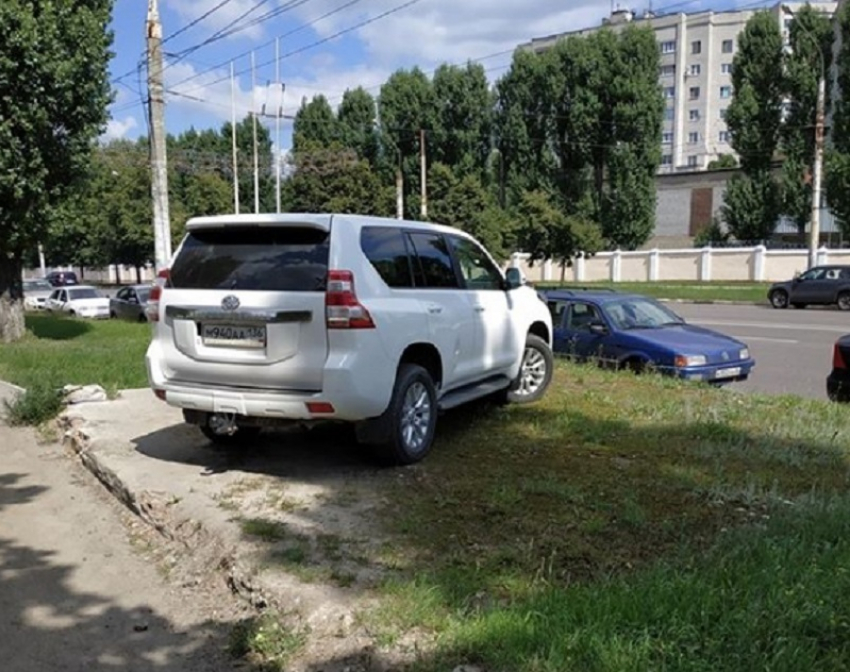 Высший уровень хамской парковки продемонстрировал Land Cruiser в Воронеже