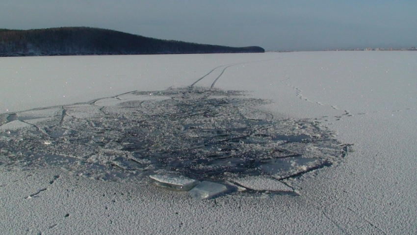 На Воронежском водохранилище под лед провалился 75-летний рыбак