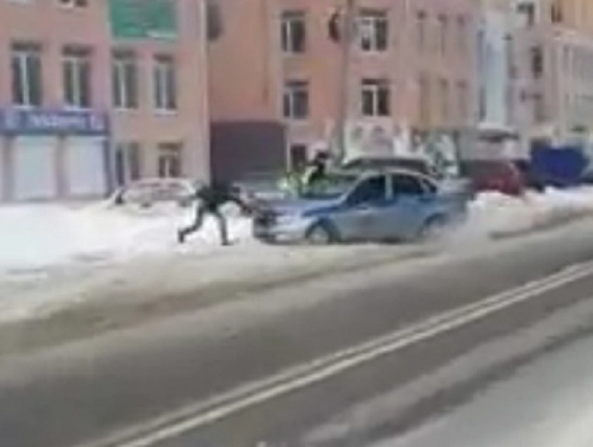 Воронежец в одиночку спас полицейских из снежного плена