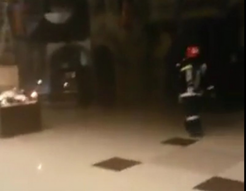 Пожар в «Галерее Чижова» в Воронеже попал на видео