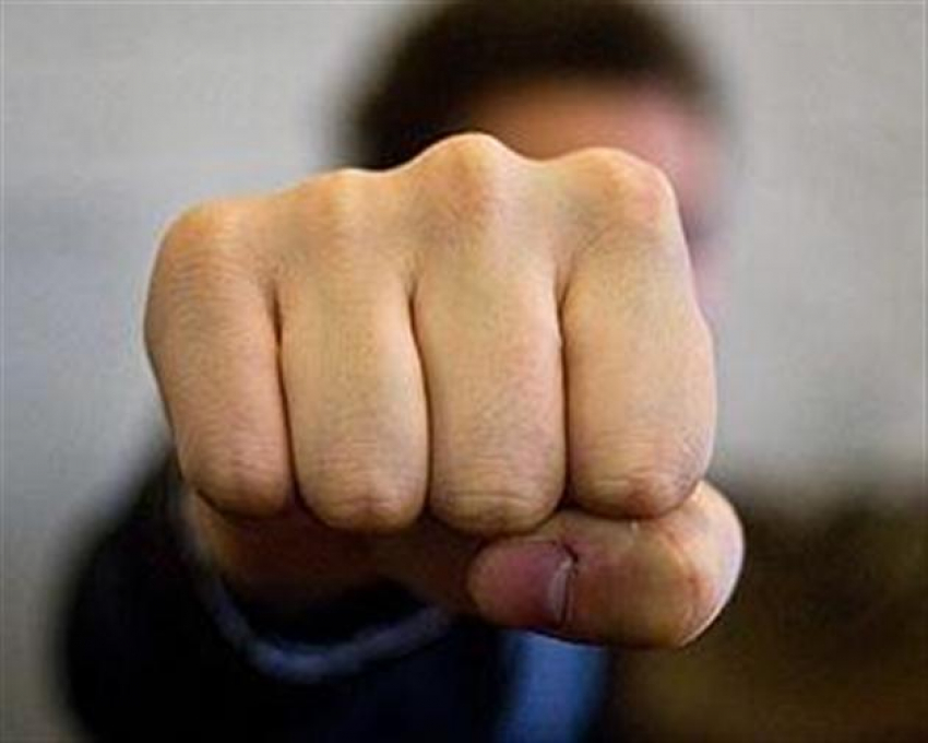 В Воронежской области возле вокзала у пьяного посетителя в драке украли 6 тысяч 500 рублей