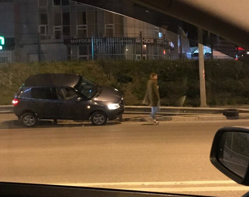 Оседлавшую отбойник иномарку после массового ДТП сняли в Воронеже 